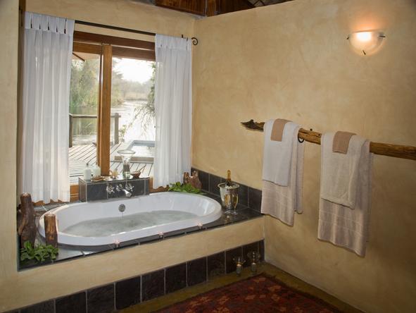 Susuwe Island Lodge - bathroom
